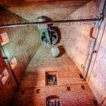Die Bar im Hotel Blow up 5050, Posen liegt im ehemaligen Getreidespeicher der Brauerei. Hier können Zigarrenliebhaber noch ungestört ihre Havanna glimmen lassen. Der Zigarrenqualm verliert sich bei dieser gigantischen Raumhöhe / © Foto: Georg Berg