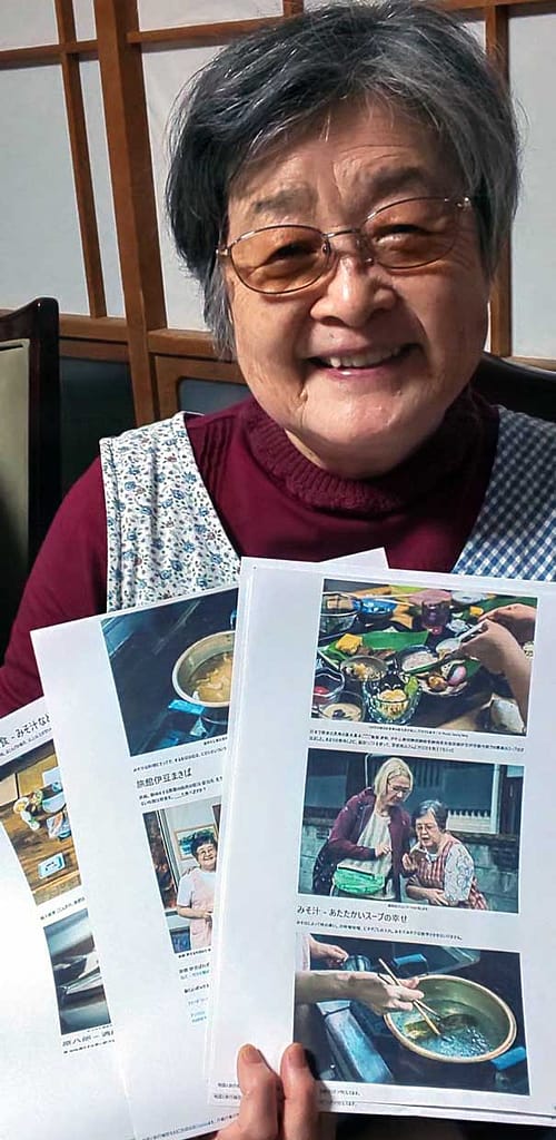 Okami Iyama hat unsere Tellerrand-Story in japanischer Übersetzung ausgedruckt und mit dem Foto unterstrichen, dass unsere Begegnung auch bei ihr einen bleibend positiven Eindruck hinterlassen hat