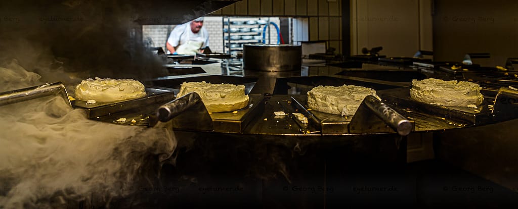1.300 Käse laufen täglich durch die Rauchmaschine der Meierei Gundestrup / © Foto: Georg Berg
