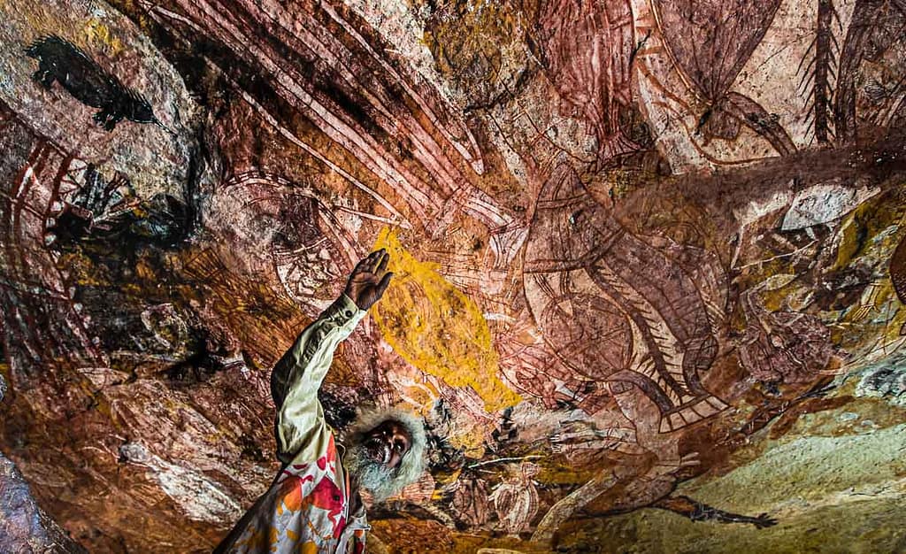 Long Tom Dreaming - Der Guide Thommo (Name geändert) erklärt die 20.000 Jahre alte Aborigine-Kunst seiner Vorfahren / © Foto: Georg Berg