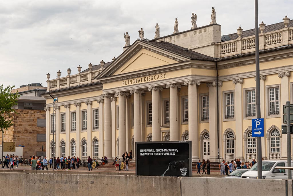 Für die documenta 14 in Kassel ausgetauschte Beschriftung des Fridericianum: "BeingSafeIsScary" / © Foto: Georg Berg