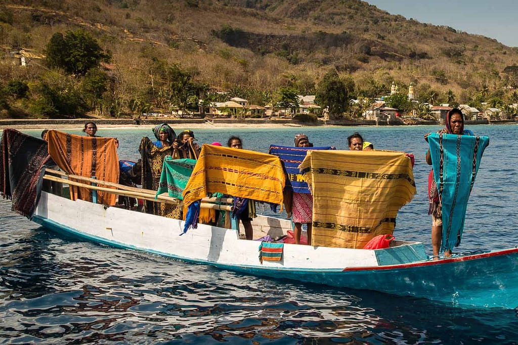 Indonesische Verkäuferinnen bieten ihre Textilien vor den indonesischen Sunda-Inseln vom Boot aus an / © Foto: Georg Berg