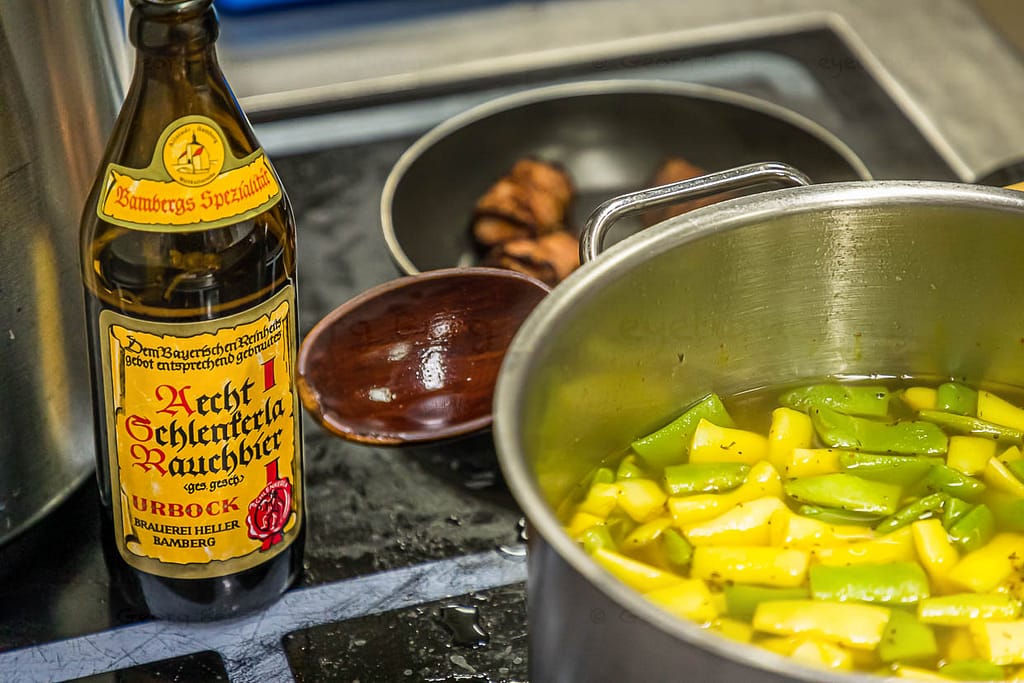 Eine Melange von guten Zutaten. Der Bohnensuppe nach einem mittelalterlichen Rezept wrid neben viel Safran auch Rauchbier zugefügt / © Foto: Georg Berg