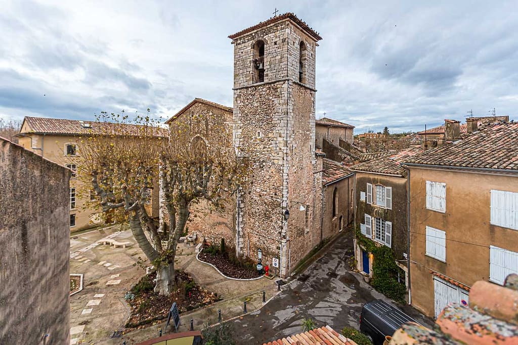 Blick auf die Rückseite der Kirche Saint-Pancrace, die von 1489 bis 1503 im Stil der provenzalischen Gotik mit einer Renaissance-Fassade in Aups, Frankreich, erbaut wurde / © Foto: Georg Berg