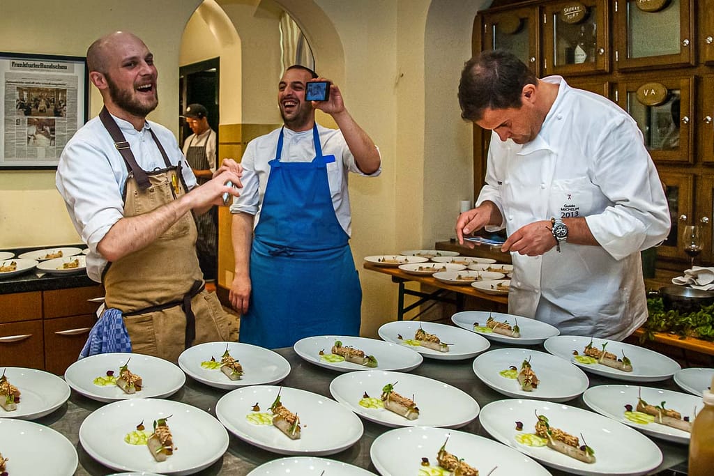 Auch Spitzenköche fotografieren Tellergerichte! Sternekoch  Klaus Erfort und Simon Stirnal / © Foto: Georg Berg