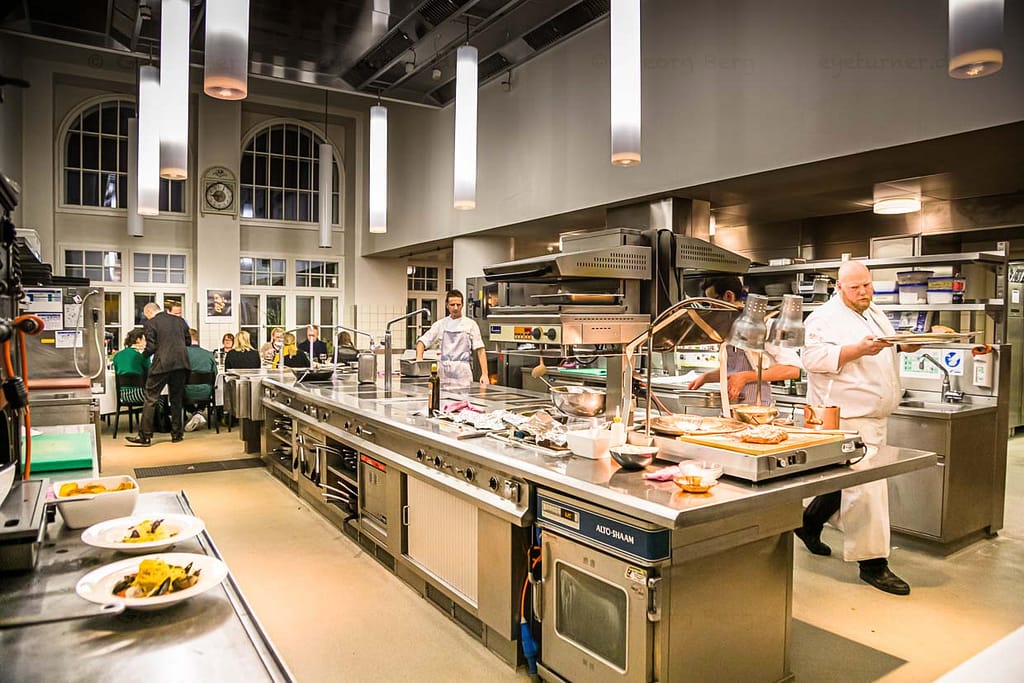 Eine Küche wie eine Kathedrale. Hier findet jeden Montag auch für externe Gäste ein Chef’s Table statt / © Foto: Georg Berg