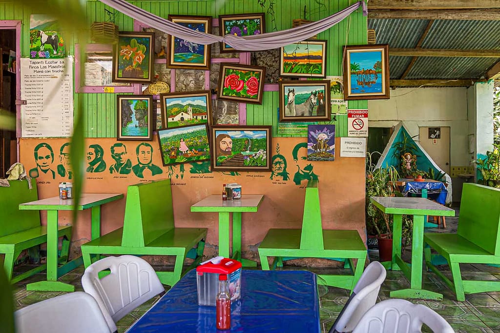 Restaurant in Costa Rica mit naiven Gemälden und Schablonenportraits südamerikanischer Politiker / © Foto: Georg Berg