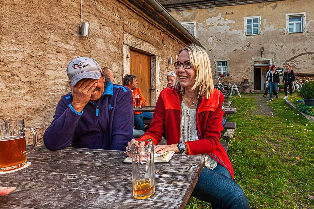 Vor allem beim Zoigl-Bier kommt man mit den Oberpfälzern schnell in Kontakt. Zufallsbekanntschaft Josef ist mit dem Fahrrad da und kennt Historisches und Lustiges rund um die Zoigl-Kultur in der nördlichen Oberpfalz / © Foto: Georg Berg