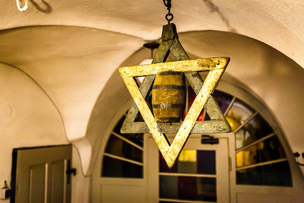 Der Zoigl-Stern soll älter sein, als der Davidstern. Als Handwerkszeichen der Bierbrauer zeigt er an, wo es gerade frisch gebrautes Bier gibt / © Foto: Georg Berg