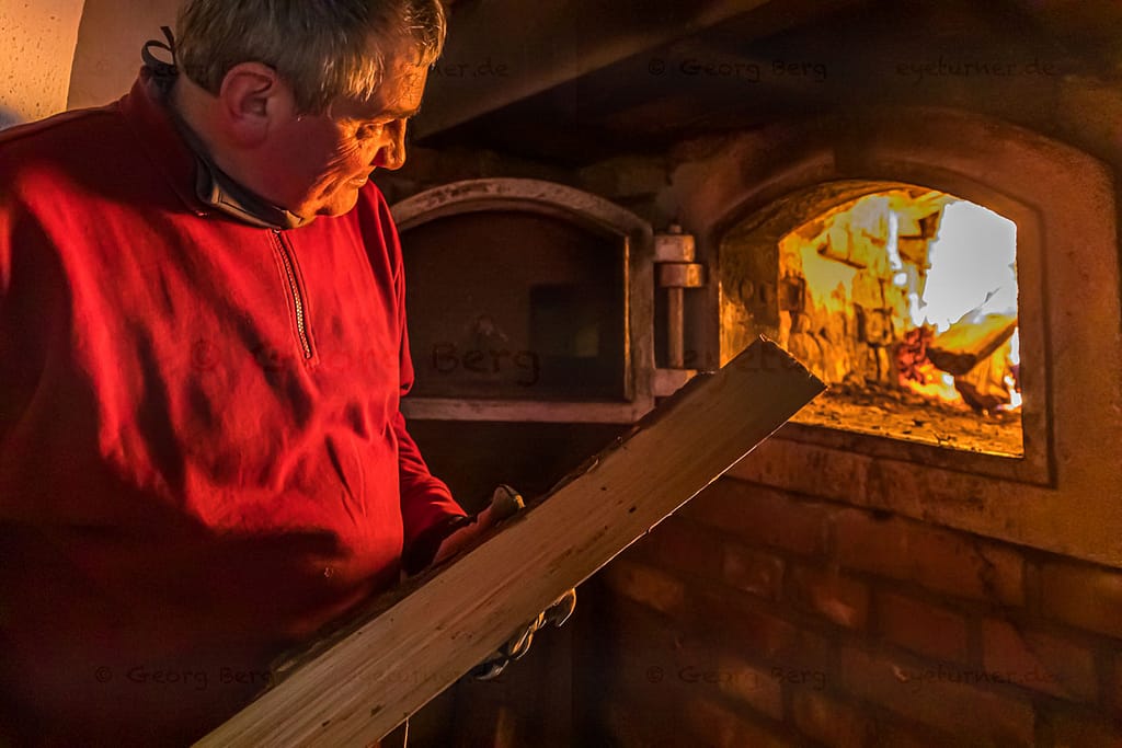 Der Tag beginnt für Braumeister Josef (Sepp) Neuber mit dem Anschüren der beiden Öfen im alten Brauhaus / © Foto: Georg Berg