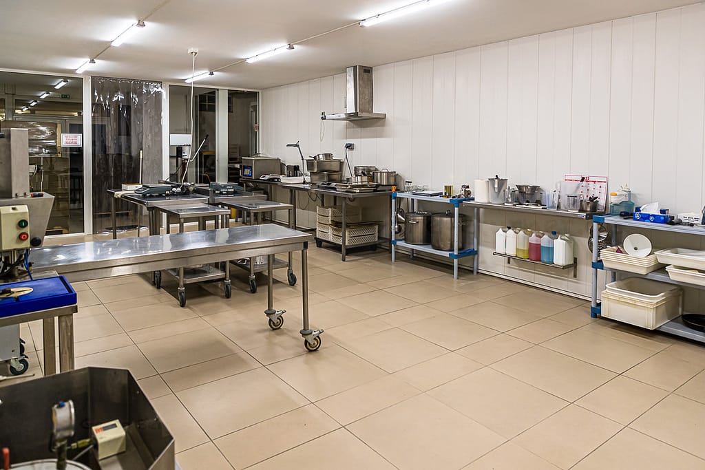 In diesem Hinterhof-Labor in Draguignan werden im Jahr und 10 Prozent der weiltweiten Trüffelernte verarbeitet. Alle Trüffel werden bei ihrer Ankunft von Hand gereinigt und dann weiterverarbeitet / © Foto: Georg Berg