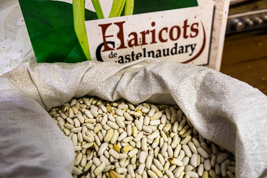 Die weißen Bohnen von Castelnaudary sind Hauptzutat des Cassoulet Eintopfes. Die längliche Lingot Bohne braucht auf den Feldern rund um Castelnaudary 90 Tage von der Aussaat bis zur Ernte / © Foto: Georg Berg