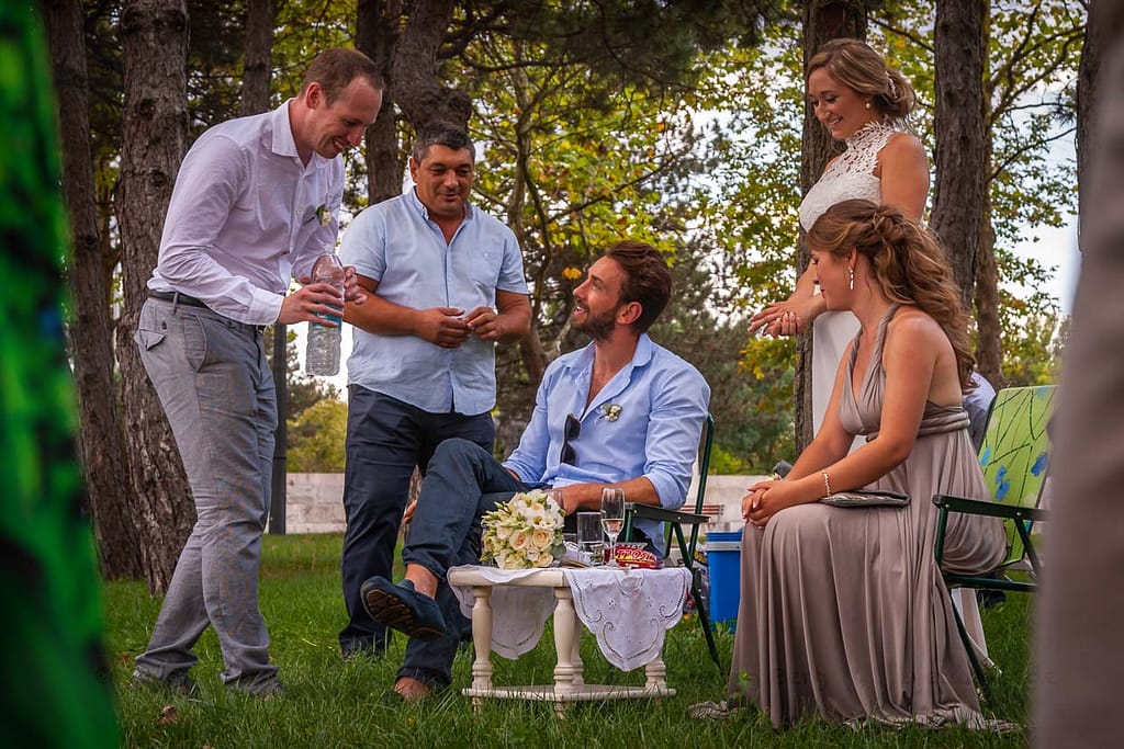 Bei einer bulgarischen Hochzeit sind die Trauzeugen die wichtigsten Gäste. Das Brautpaar muss sie den ganzen Hochzeitstag lang bedienen / © Foto: Georg Berg