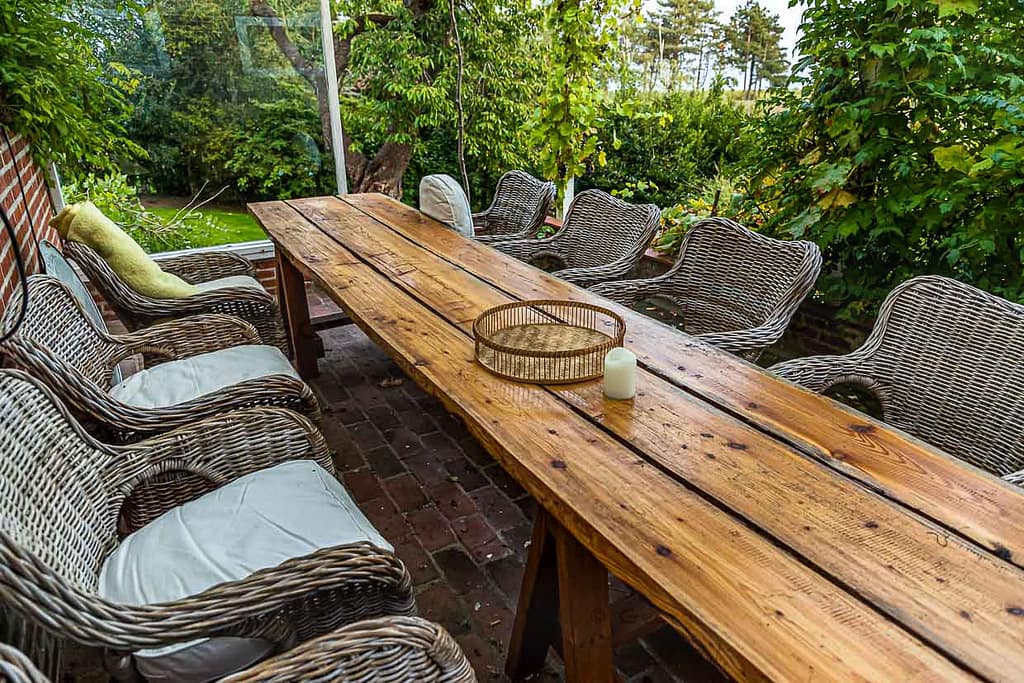 Frühstück und andere Mahlzeiten können an der langen Tafel auf der Terrasse von Villa Skovly eingenommen werden. Cecilia Blixen-Finecke kümmert sich zusammen mit ihrem Vater um die Zelte im Garten und um das Gästehaus. / © Foto: Georg Berg