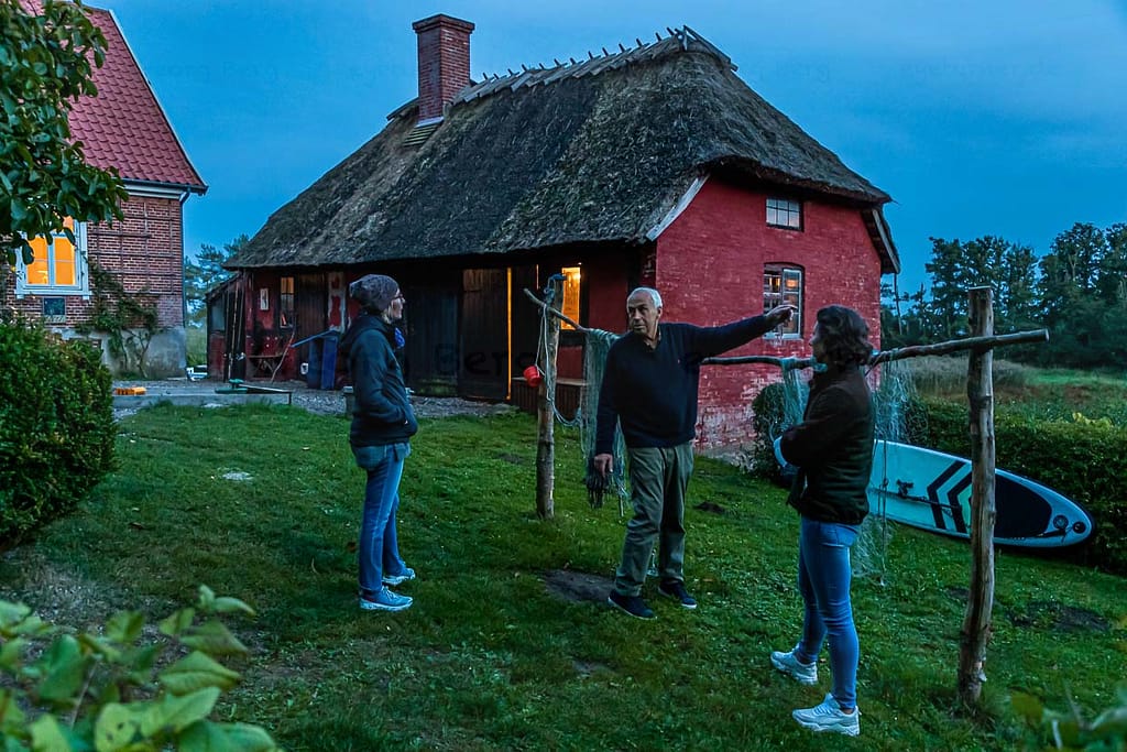 Angela Berg im abendlichen Gespräch mit Cecilia Blixen und ihrem Vater Chistian Blixen im Garten der Villa Skovly, Hesselager, Dänemark / © Foto: Georg Berg