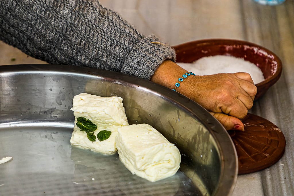 Seine typische eckige Form erhält Hellim bzw Halloumi weil der flüssige Käsebruch auf ein Blech gegossen wird und dort weiter stockt bevor er in Stücke geschnitten in kochendes Wasser gelegt wird / © Foto: Georg Berg
