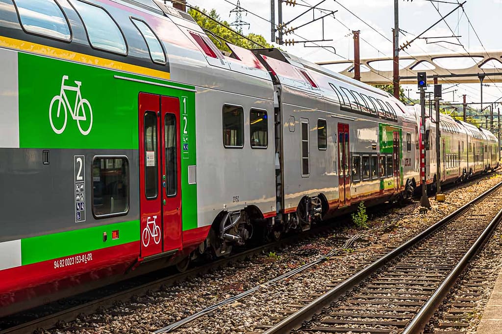 Die Kombination von Zug und Fahrrad ist in Luxemburg problemlos möglich. Alle Züge haben mehrere deutlich markierte Fahrradabteile mit je fünf Aufhängungen. Auch Fahrräder können kostenlos mitgeführt werden / © Foto: Georg Berg