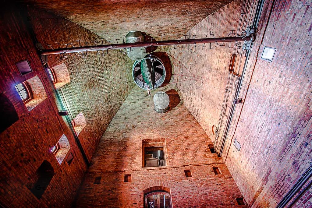 Die Bar im Hotel Blow up 5050, Posen liegt im ehemaligen Getreidespeicher der Brauerei. Hier können Zigarrenliebhaber noch ungestört ihre Havanna glimmen lassen. Der Zigarrenqualm verliert sich bei dieser gigantischen Raumhöhe / © Foto: Georg Berg