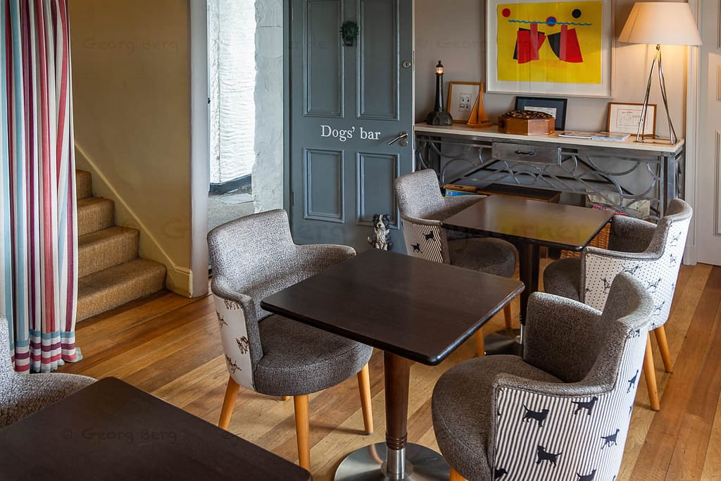 Hund und Hundebesitzer sind meist unzertrennlich. Daher gibt es im Hotel Tresanton eine Hunde-Bar. Das Restaurant serviert auch hier die Speisekarte. Die Einrichtung ist auch optisch sehr Hundefreund-freundlich / © Foto: Georg Berg