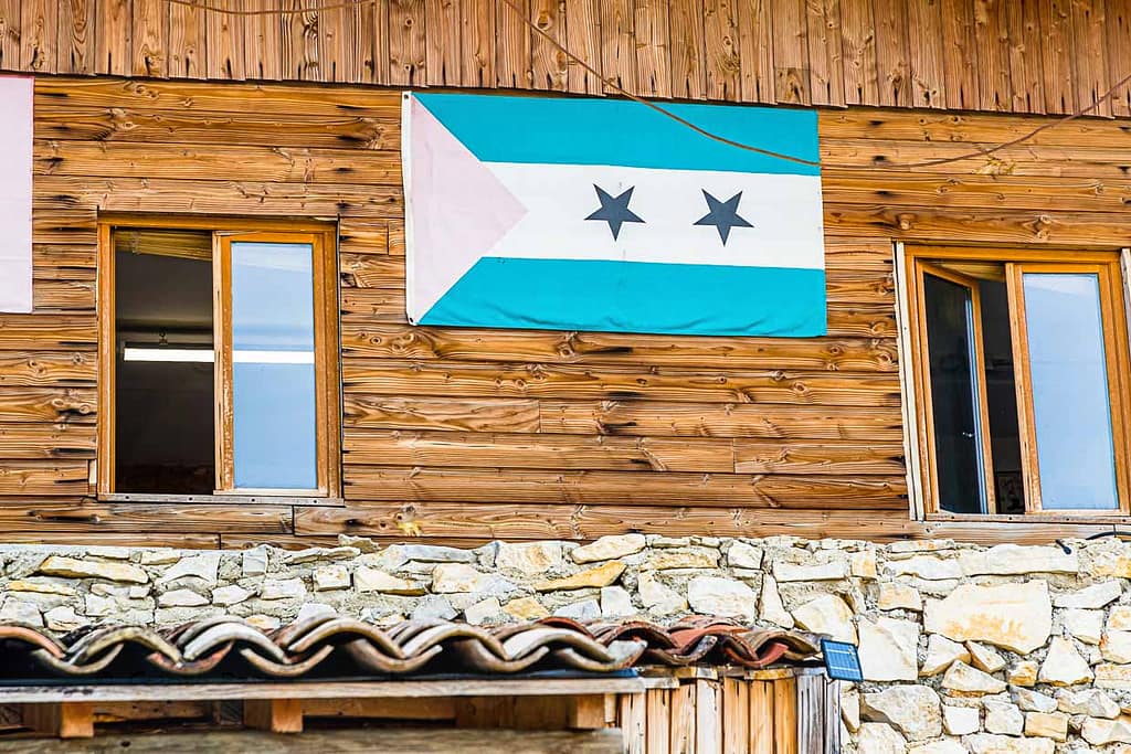 Die Flagge von São Tomé & Príncipe hängt am Gebäude der Schokoladenfabrik Frigoulette. Der Inselstaat im Golf von Guinea trägt auch den Namen Schokoladeninsel. 1822 ließen sich portugiesischen Siedler aus Brasilien auf São Tomé & Principe nieder. Sie brachten auch Kakaopflanzen mit.  Der Boden vulkanischen Ursprungs und die günstigen klimatischen Bedingungen ermöglichten eine rasche Entwicklung des Kakaoanbaus, der 1913 mit 36.000 Tonnen seinen Höhepunkt erreichte. Heute produziert die Insel nur rund 3.000 Tonnen und eine umweltfreundliche und nachhaltige Steigerung der Produktivität ist Firmengründer Bernard Xueref ein wichtiges Anliegen / © Foto: Georg Berg
