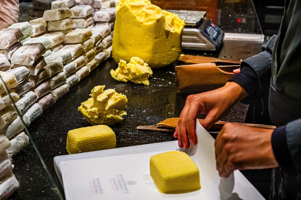 Butterstücke von 125 g werden in Papier verpackt. Beurre Bordier in Saint Malo / © Foto: Georg Berg