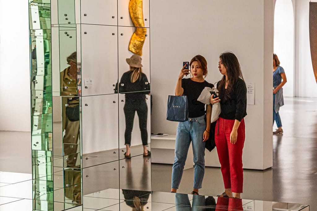 Der Spiegel, das Selfie und ich! Und die Kunst? So mancher Besucher sieht nur das eigene Ich im Kontext der Ausstellung im Friedericianum auf der documenta 14, Kassel / © Foto: Georg Berg