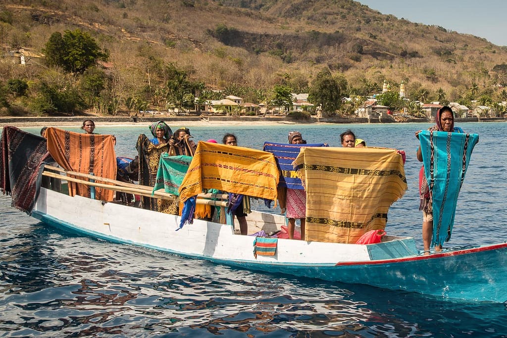 Indonesische Verkäuferinnen bieten ihre Textilien vor den indonesischen Sunda-Inseln vom Boot aus an / © Foto: Georg Berg