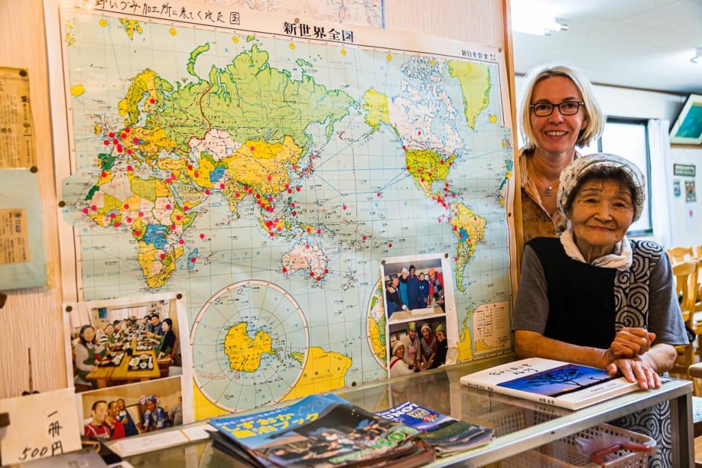 Die Welt zu Gast im Dorf: Am Ende des Kochworkshops dürfen die Teilnehmer noch einen Pin in der Weltkarte verankern / © Foto: Georg Berg