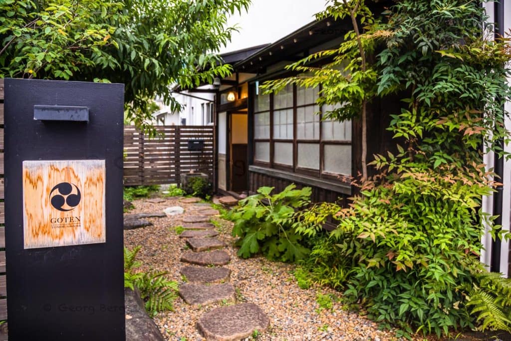 Ein ruhiger Weg führt in der Stadt Fujinomia zur typischen Unterkunft / © Foto: Georg Berg