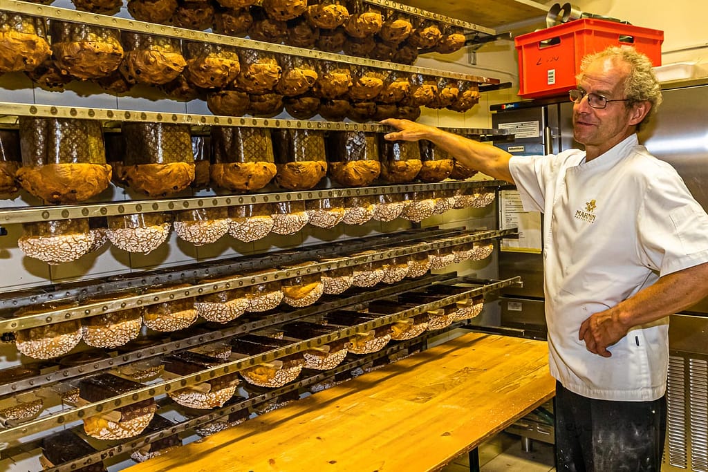 Damit die prächtige Kuppel nicht in sich zusammensinkt, werden Panettone sofort nach dem Backen über Kopf zum Auskühlen gehängt / © Foto: Georg Berg