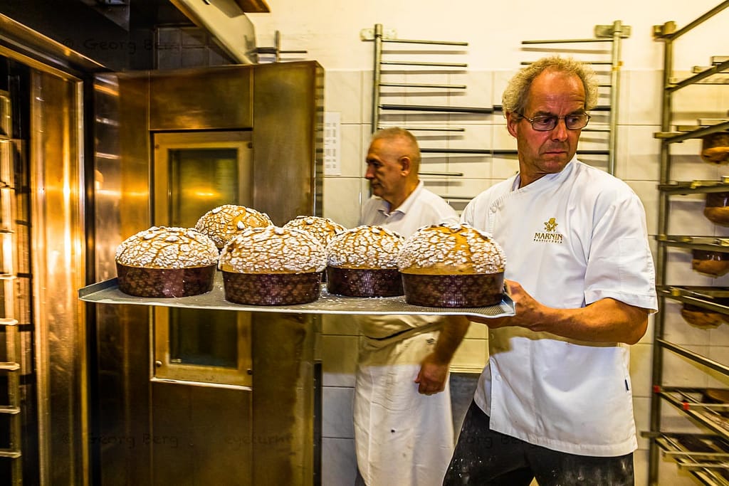 Wie schneebedeckte Kuppeln kommen die Panettone Maron aus dem Ofen. Der Schneezucker bleibt lange crunchig und bildet zum luftigen und mundfüllenden Inneren einen tollen Kontrast / © Foto: Georg Berg