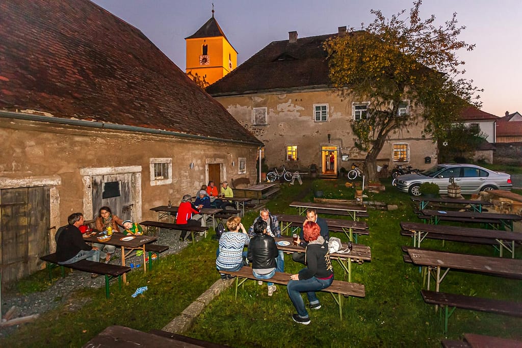 Bodenständige Kultur. Herzhafte Küche und süffiges Bier im Garten des alten Pfarrhofs in Altenstadt / © Foto: Georg Berg
