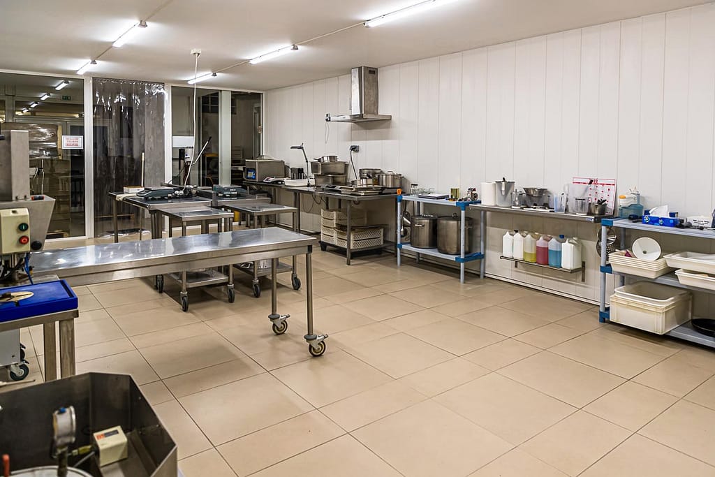 In diesem Hinterhof-Labor in Draguignan werden im Jahr und 10 Prozent der weiltweiten Trüffelernte verarbeitet. Alle Trüffel werden bei ihrer Ankunft von Hand gereinigt und dann weiterverarbeitet / © Foto: Georg Berg