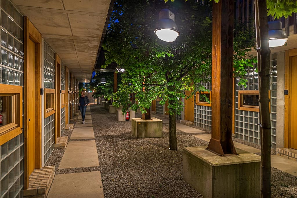 Alte Industrielampen beleuchten den Innenhof im Hotel Graace, Luxemburg City / © Foto: Georg Berg