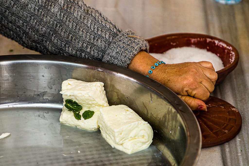 Seine typische eckige Form erhält Hellim bzw Halloumi weil der flüssige Käsebruch auf ein Blech gegossen wird und dort weiter stockt bevor er in Stücke geschnitten in kochendes Wasser gelegt wird / © Foto: Georg Berg