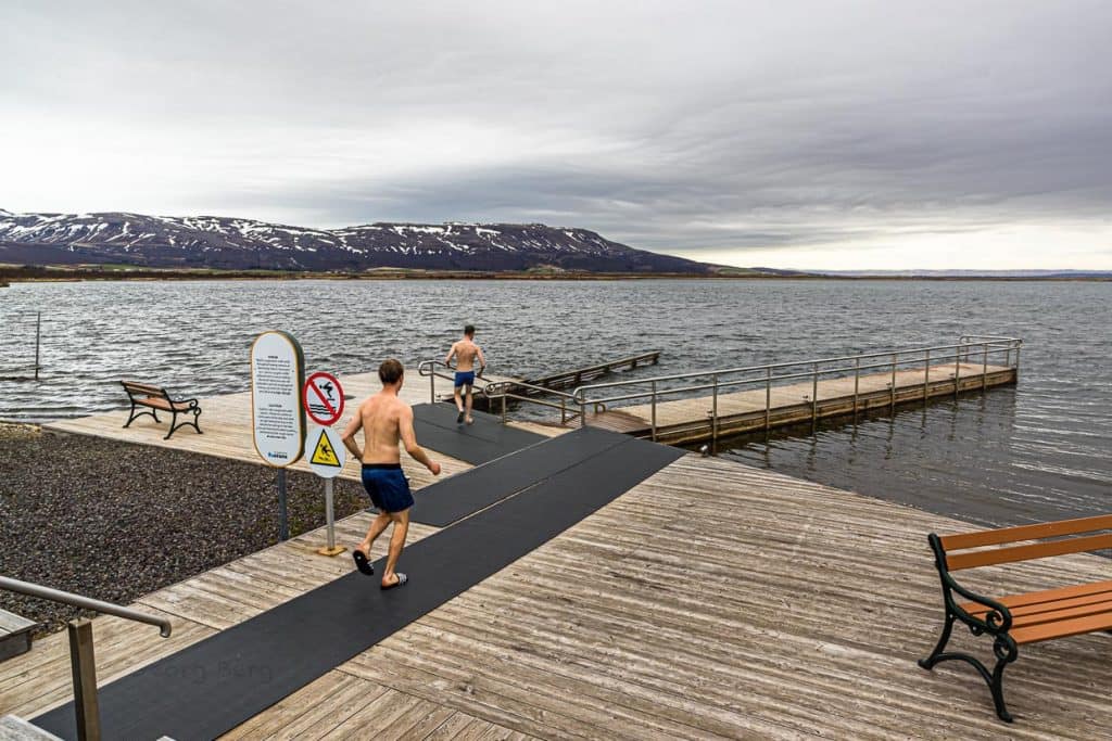Geothermal Bad Laugarvatn Fontana und Laugarvatn See. Das Wasser in den Becken hat eine Temperatur von 32 - 34 Grad Celsius. Zum Abkühlen gehen Badegäste in den See / © Foto: Georg Berg