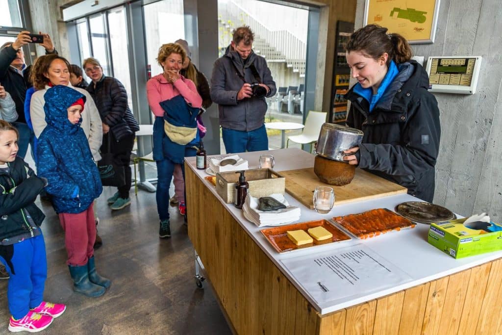 Verkostung von Hverabrauð in der Laugarvatn Fontana Bakery. Das Roggenbrot wurde gerade aus dem heißen Erdloch ausgegraben. Im Anschluss dürfen Touristen das typisch süße Roggenbrot probieren / © Foto: Georg Berg