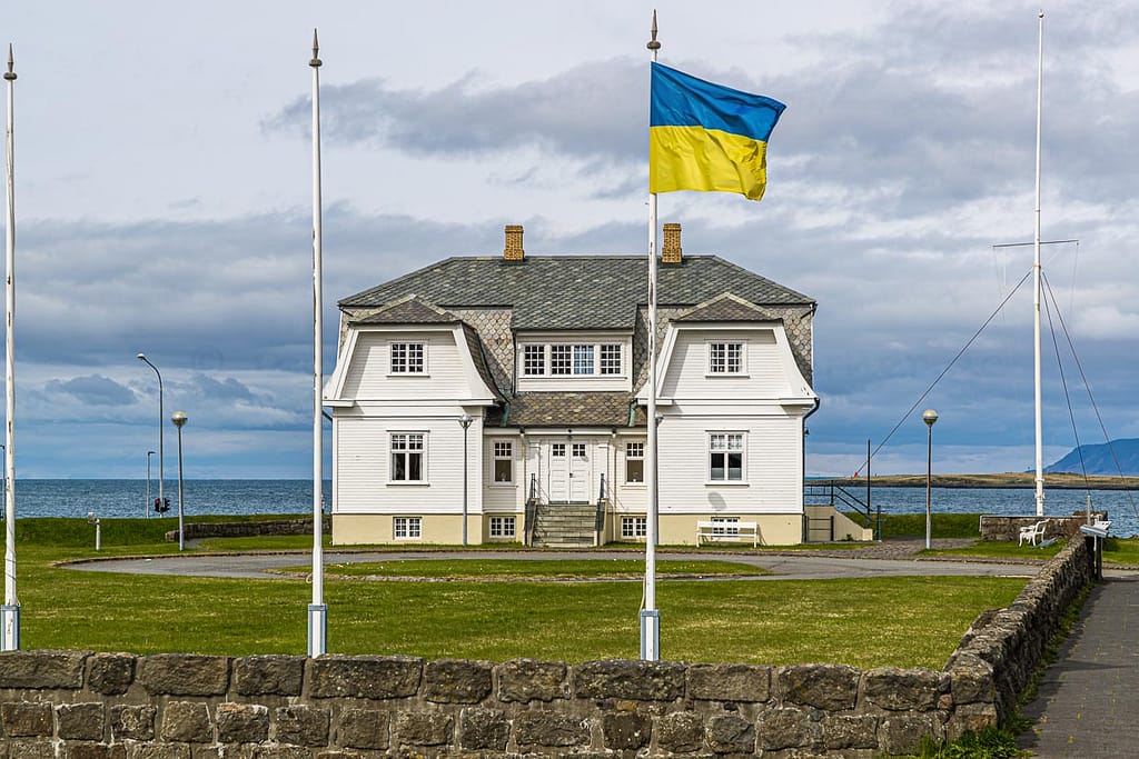 Haus Höfði in Reykjavik, Island. Das 1909 erbaute Haus des isländischen Dichters Einar Benediktsson war 1986 Schauplatz des legendären politischen Gipfeltreffens zwischen Ronald Reagan und Michail Gorbatschow. Während des russischen Angriffskrieges weht hier die ukrainische Flagge / © Foto: Georg Berg