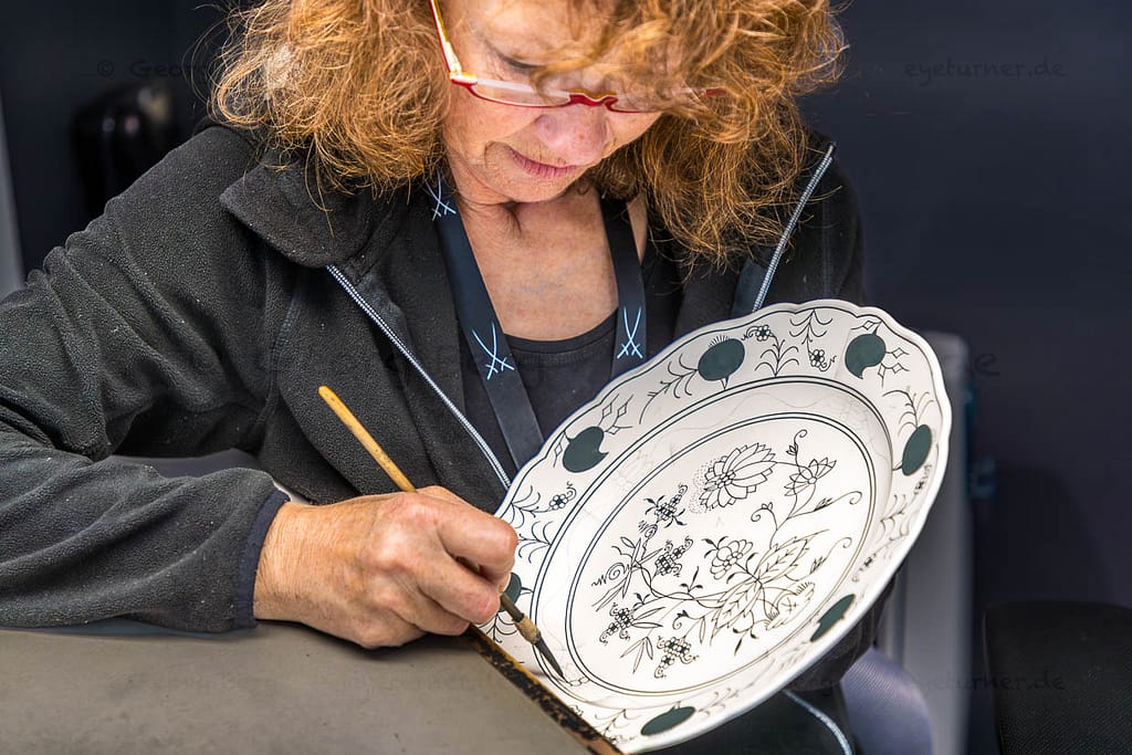 Kunsthandwerkerin im Porzellanmuseum der Porzellanstiftung Meißen / © Foto: Georg Berg