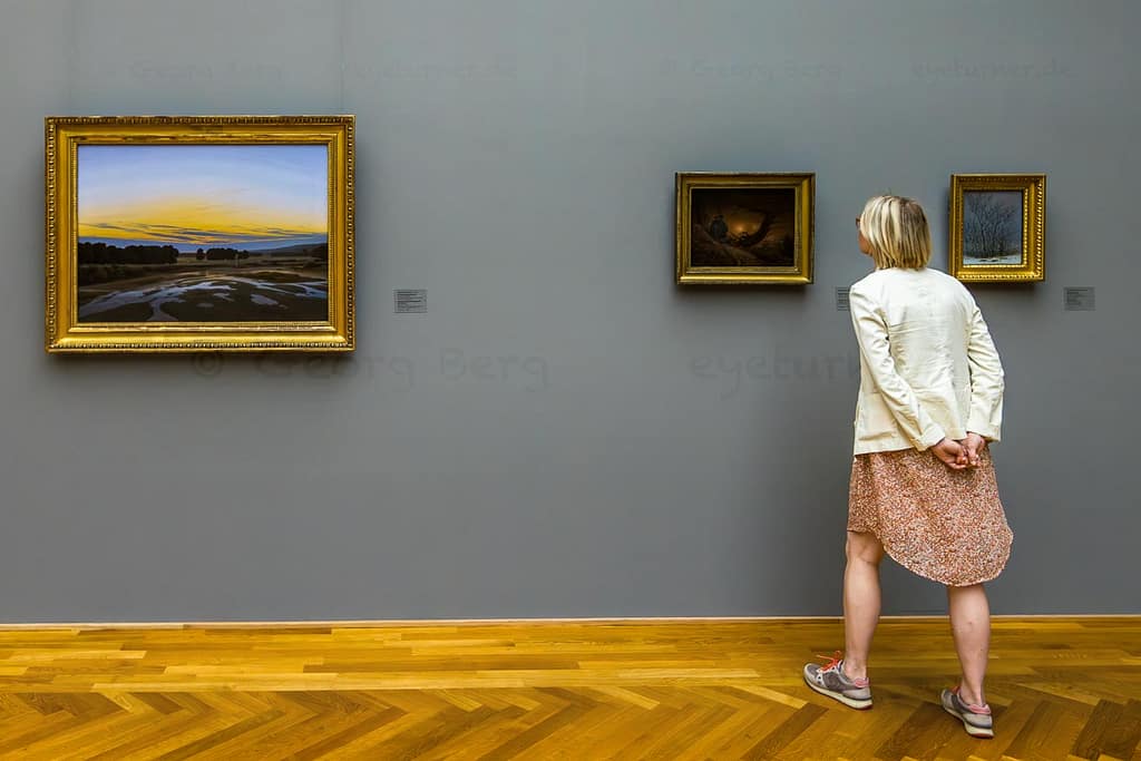 Besucherin im Albertinum Dresden betrachtet Gemälde von Caspar David Friedrich, Zwei Männer in Betrachtung des Mondes, 1819/1820 / © Foto: Georg Berg