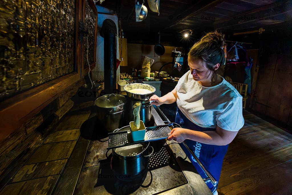 Bäuerin, Käserin und Almwirtin in einer Person. Bettina Huber stellt "Kas-Nockerln" (Käsespätzle) auf der Filzmoosalm her / © Foto: Georg Berg