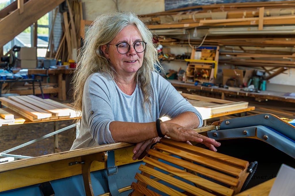 Bootsbauerin Ursula Latus in ihrer Werkstatt in Peenemünde / © Foto: Georg Berg