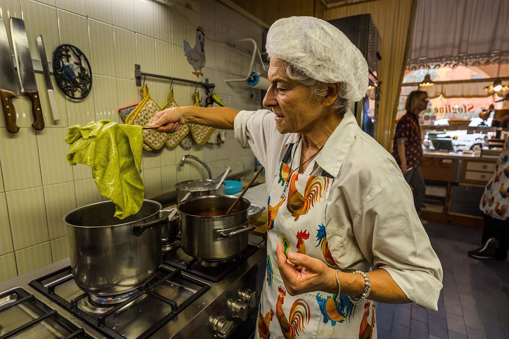 Herstellung der grünen Lasagne in einer Pastamanufaktur in Bologna / © Foto: Georg Berg