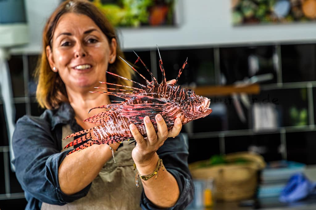 Karibischer Kochworkshop mit der Küchenchefin Helmi Smeulders und dem roten Feuerfisch / © Foto: Georg Berg