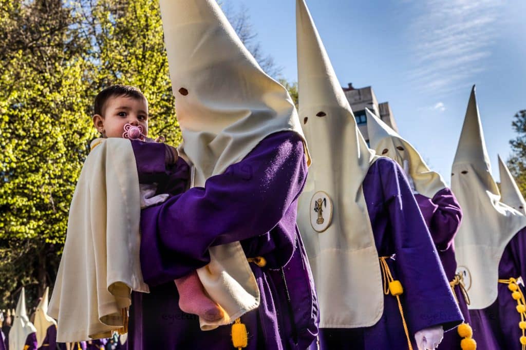 Prozession in Spanien mit einem Kind in den Armen eines Teilnehmers / © Foto: Georg Berg
