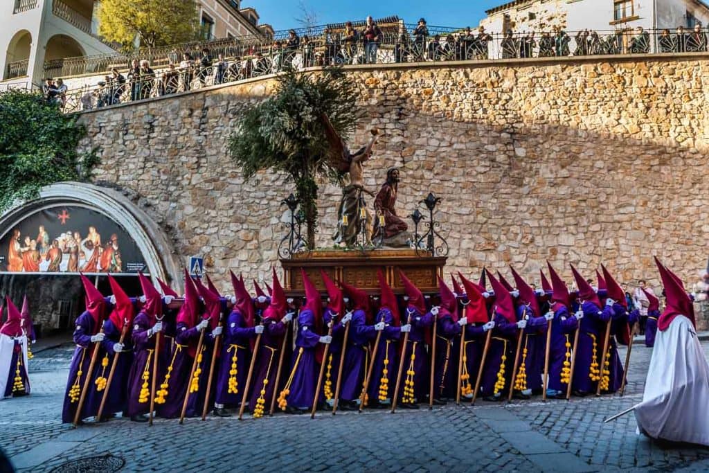 The Paso Oración en el Huerto de San Antón of the Venerable Hermandad de Nuestro Padre Jesús Orando en el Huerto (San Antón) shows Jesus praying in the Garden of Gethsemane, accompanied by an angel, and symbolises the beginning of the Passion of Christ at the Maundy Thursday procession in Cuenca / © Foto: Georg Berg