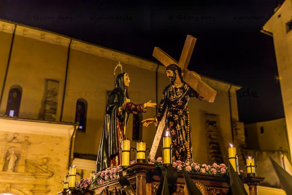 Beim Anblick des Pasos El Encuentro del Señor con la Virgen, getragen von der Hermandad de Nuestra Señora de la Soledad de San Agustín verstummt die wütende Menge und trauert mit der Mutter / © Foto: Georg Berg