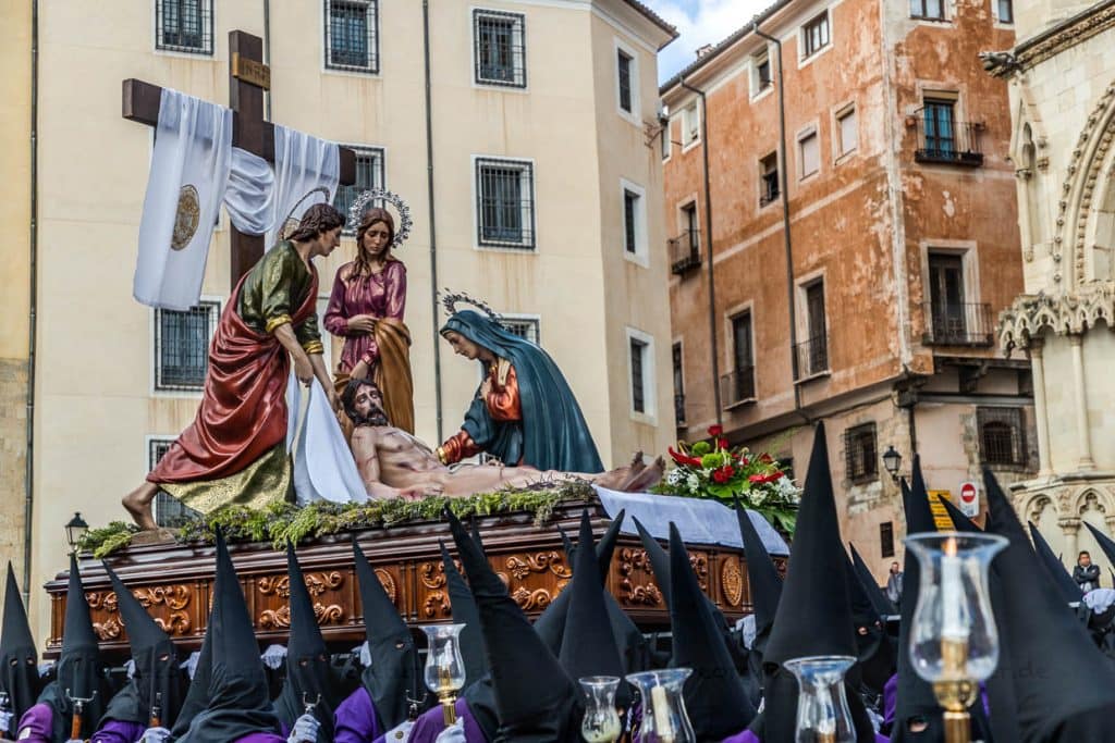 Karfreitagsprozession En el Calvario in Cuenca. Paso Cristo Descendido (Vicente Martín) getragen von der Muy Ilustre y Venerable Hermandad del Santísimo Cristo de la Salud. Dargestellt ist Christus nach der Kreuzabnahme / © Foto: Georg Berg