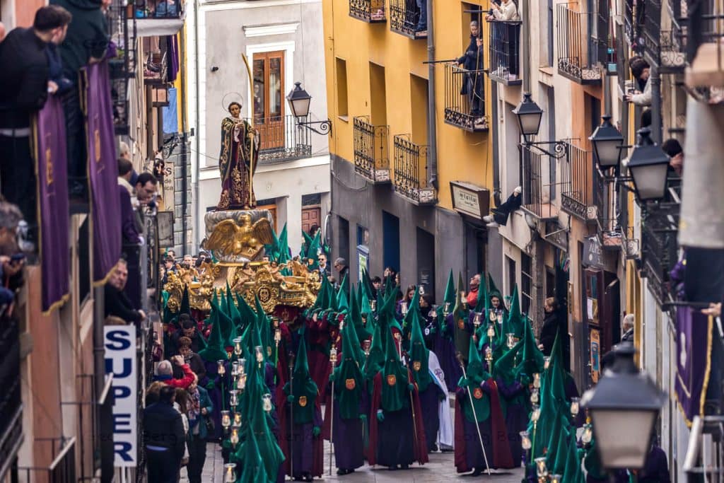 Die Hermandad de San Juan Evangelista trägt auf der Karfreitagsprozession Camino del Calvario (Las Turbas) den Paso Jesús Nazareno durch Cuenca / © Foto: Georg Berg