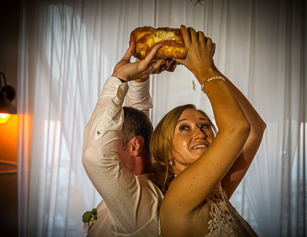 Beim rituellen Brotbrechen auf der bulgarischen Hochzeit entscheidet sich angeblich, wer von beiden während der Ehe zu sagen hat / © Foto: Georg Berg